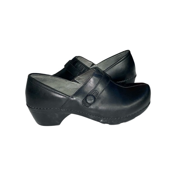 Dansko Women's Solstice Black Leather Slip-Resistant Clog Shoes - Picture 2 of 8